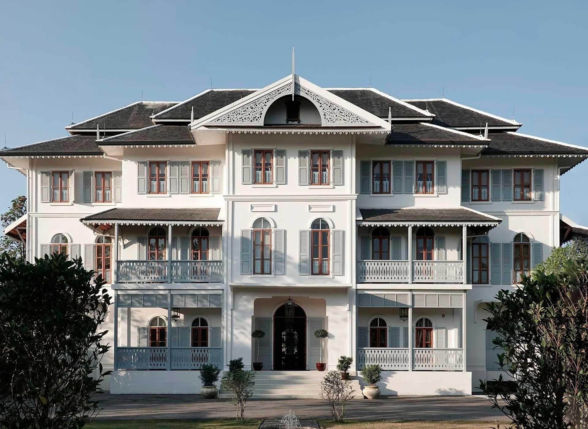 บ้านสไตล์ล้านนาโคโลเนียลสีขาวของ SELA