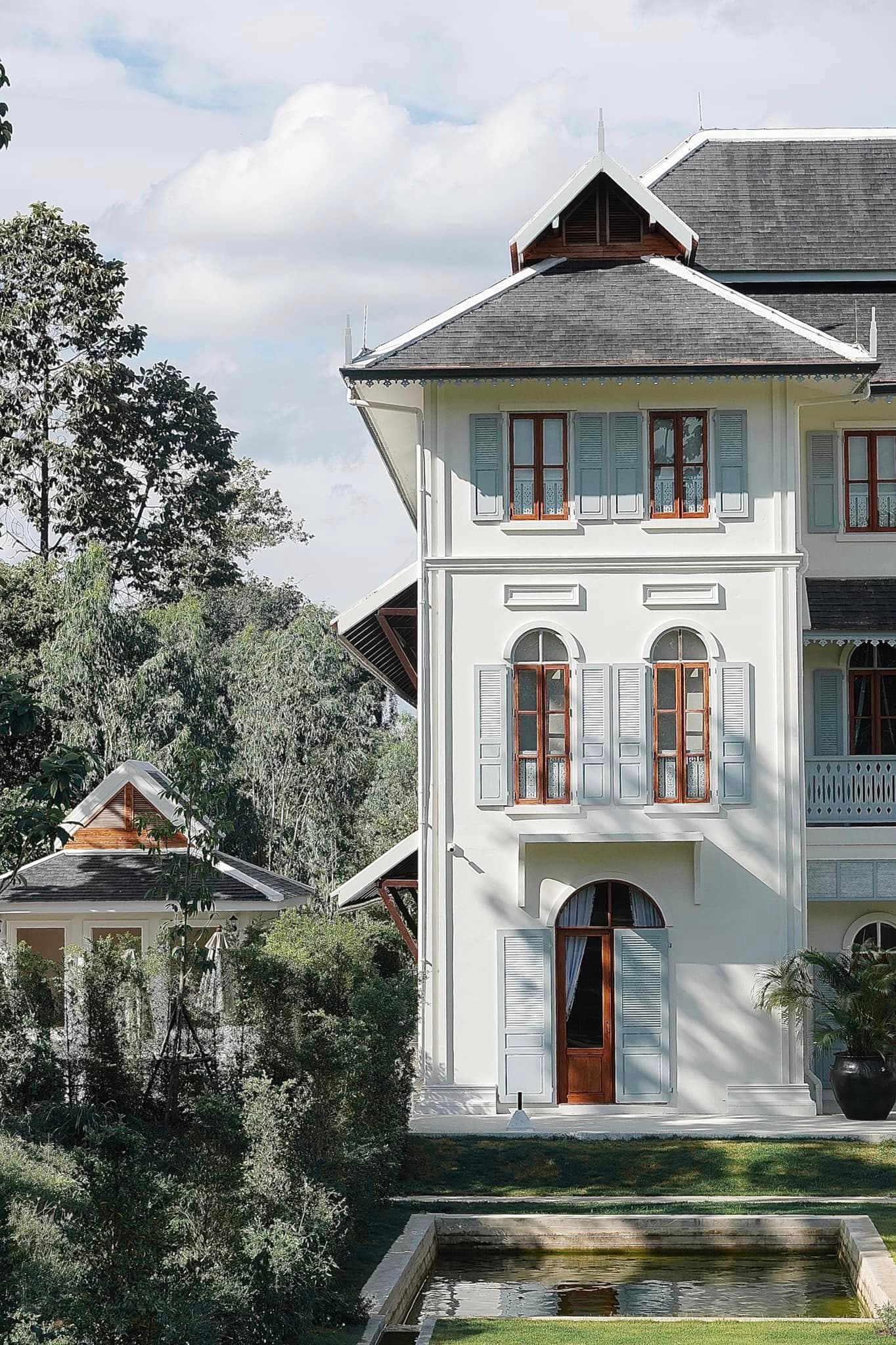 บ้านทรงหอคอยสีขาวริมสระน้ำของ SELA